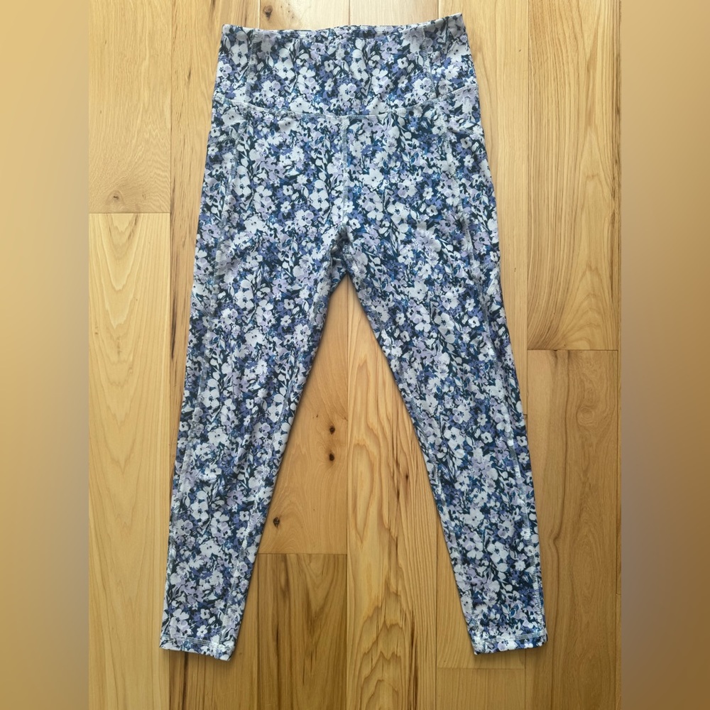 Floral spandex leggings with two side leg pockets. Size Large